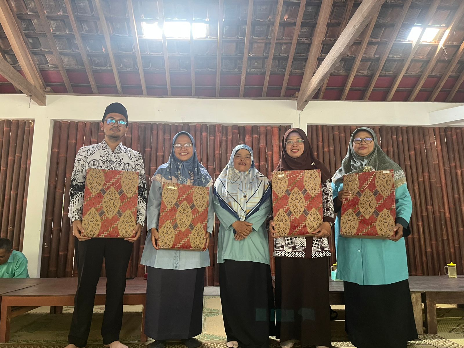 Dihadiri Haru dan Doa: Seremonial Perpisahan 5 Guru Berdedikasi MIN 3 Bantul