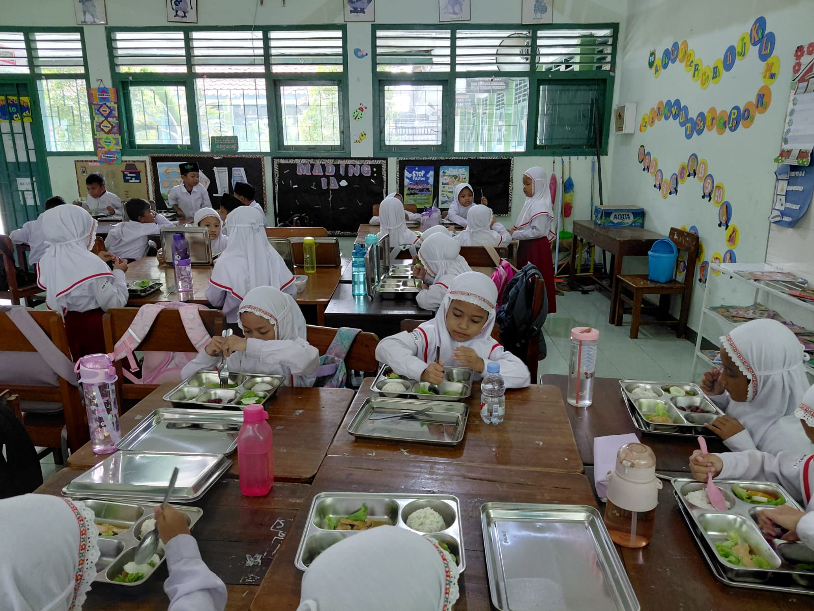 Menguatkan Iman dan Gizi: Pembelajaran Karakter dan Etika di MIN 3 Bantul Melalui Program MBG