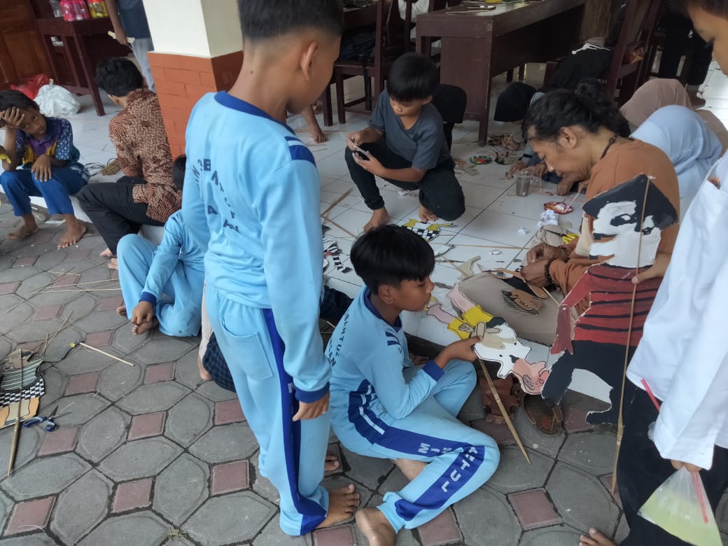 Siswa-Siswi MIN 3 Bantul Antusias Ikuti Workshop Wayang di Kelurahan Guwosari