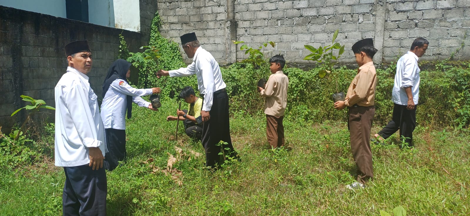 Pendidikan Karakter : MIN 3 Bantul Ikut Sukseskan Gerakan Menanam Sejuta Pohon Matoa Dalam Rangka Menyongsong Hari Bumi