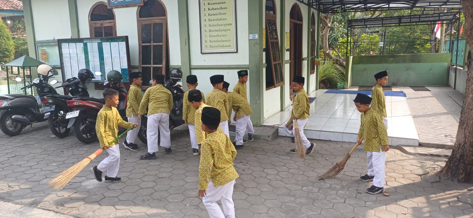 Kegembiraan Menyambut Kemerdekaan: Kerja Bakti dan Pembiasaan Hidup Bersih di MIN 3 Bantul Menyongsong HUT RI ke-80